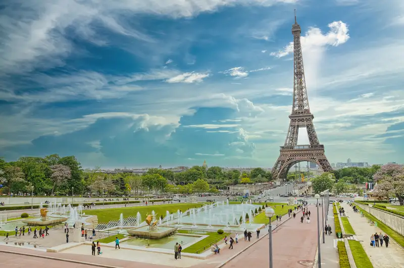 The Eiffel Tower seen across the fountains of the Jardins du Trocadéro in Paris