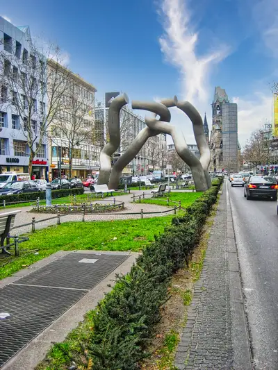 The chain-link Berlin sculpture on Tauentzienstrasse with the Memorial Church behind
