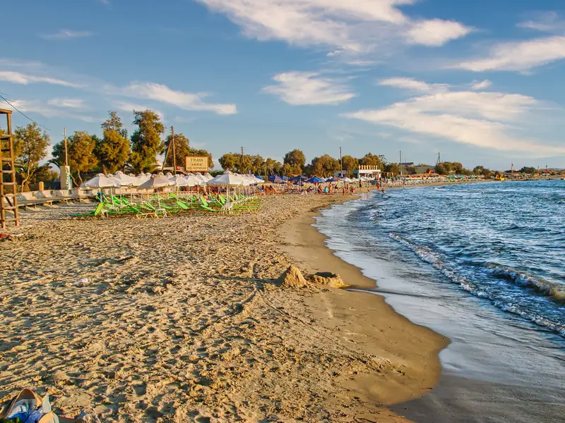Agios Georgios beach in Naxos with sun loungers and umbrellas