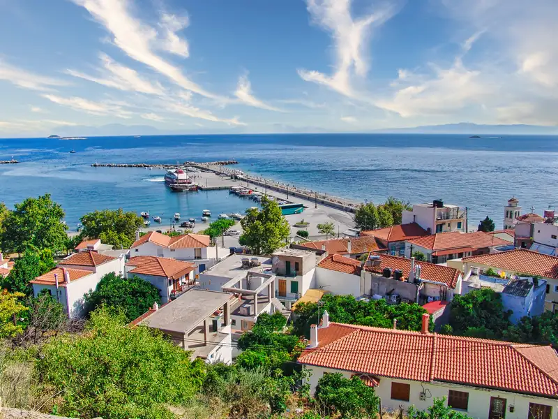 A view over the terracotta rooftops of Loutraki to its harbour on Skopelos island