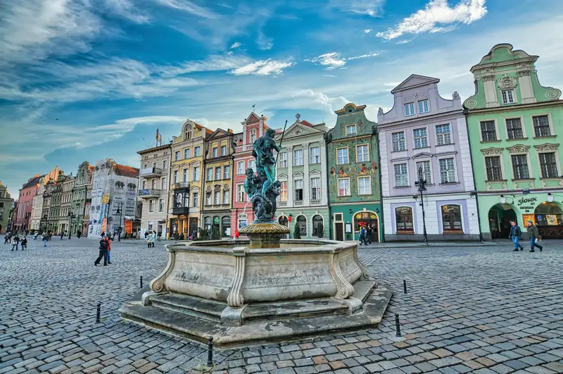 Fountain and coloured townhouses on the Old Market Square in Poznan